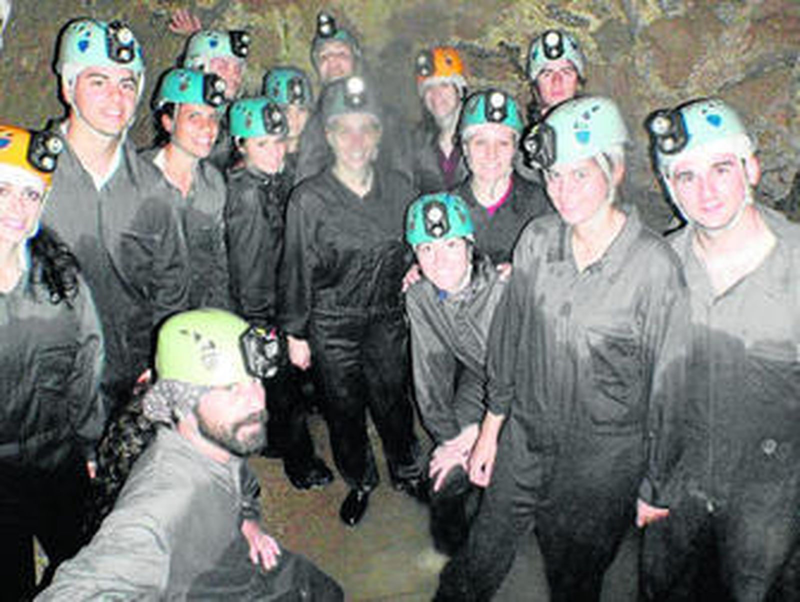 Los universitarios exploran las curvas de los karst de yesos