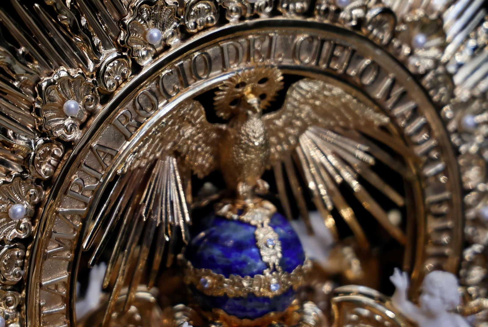 La paloma del Espíritu Santo sobre el globo terráqueo, en alusión a Pentecostés.