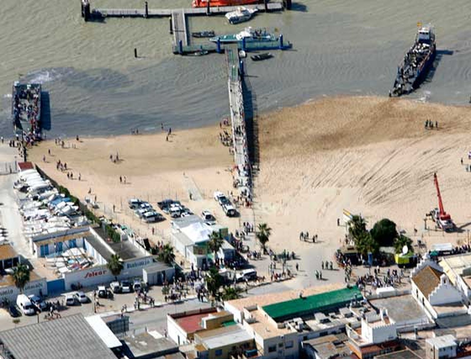 Vista aérea de la playa sanluqueña de Bajo de Guía durante el embarque de la Hermandad de Jerez. 

Foto: Juan Carlos Toro