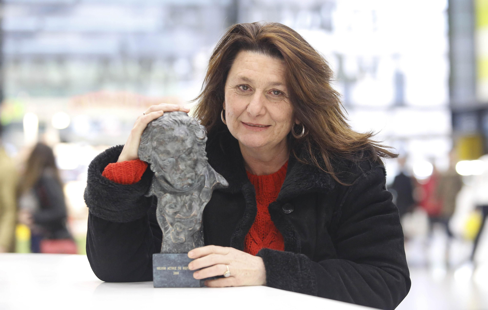 Adelfa Calvo posa con el premio Goya a su llegada, ayer por la tarde, a su ciudad.