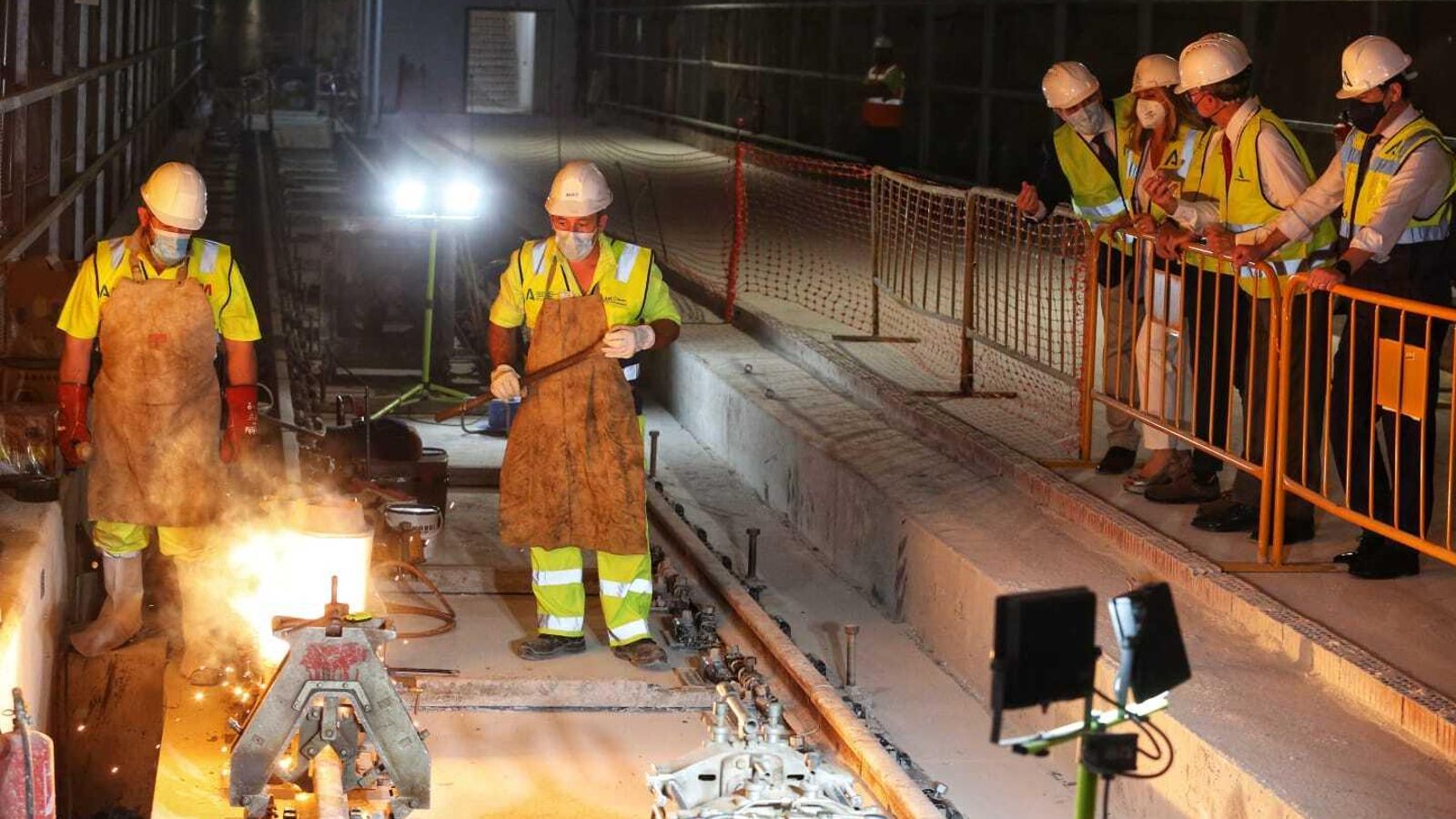 Momento de la soldadura del carril del Metro en la estación de Atarazanas.