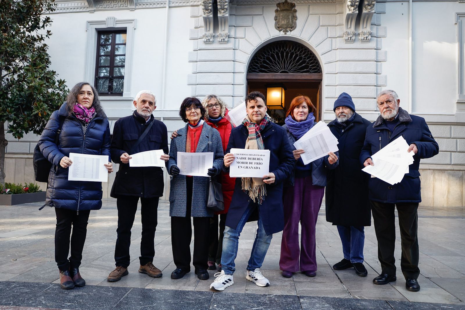 Representantes de la cultura y el activismo ante las puertas del Ayuntamiento.