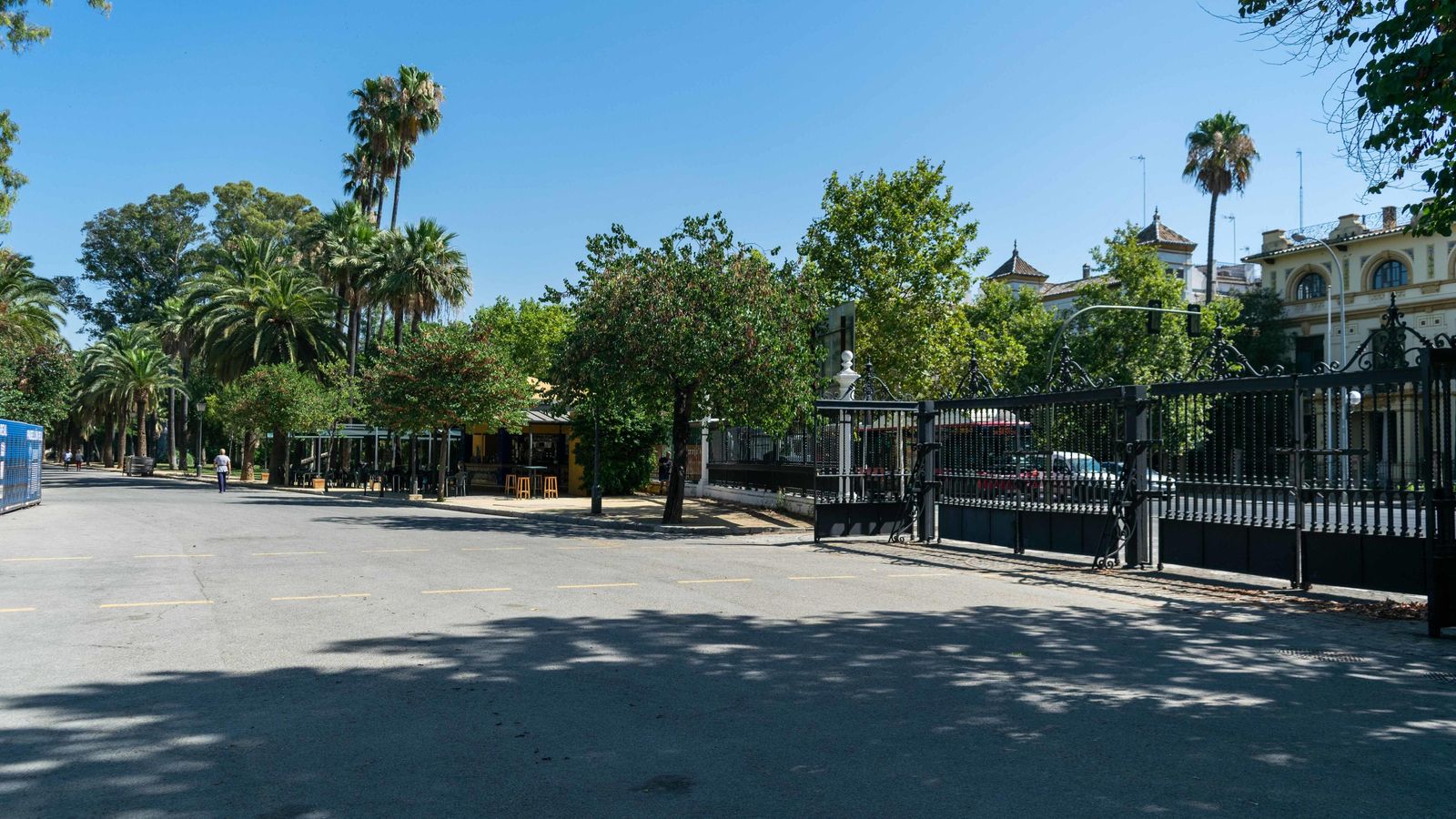 La puerta que da a la Avenida de la Borbolla.