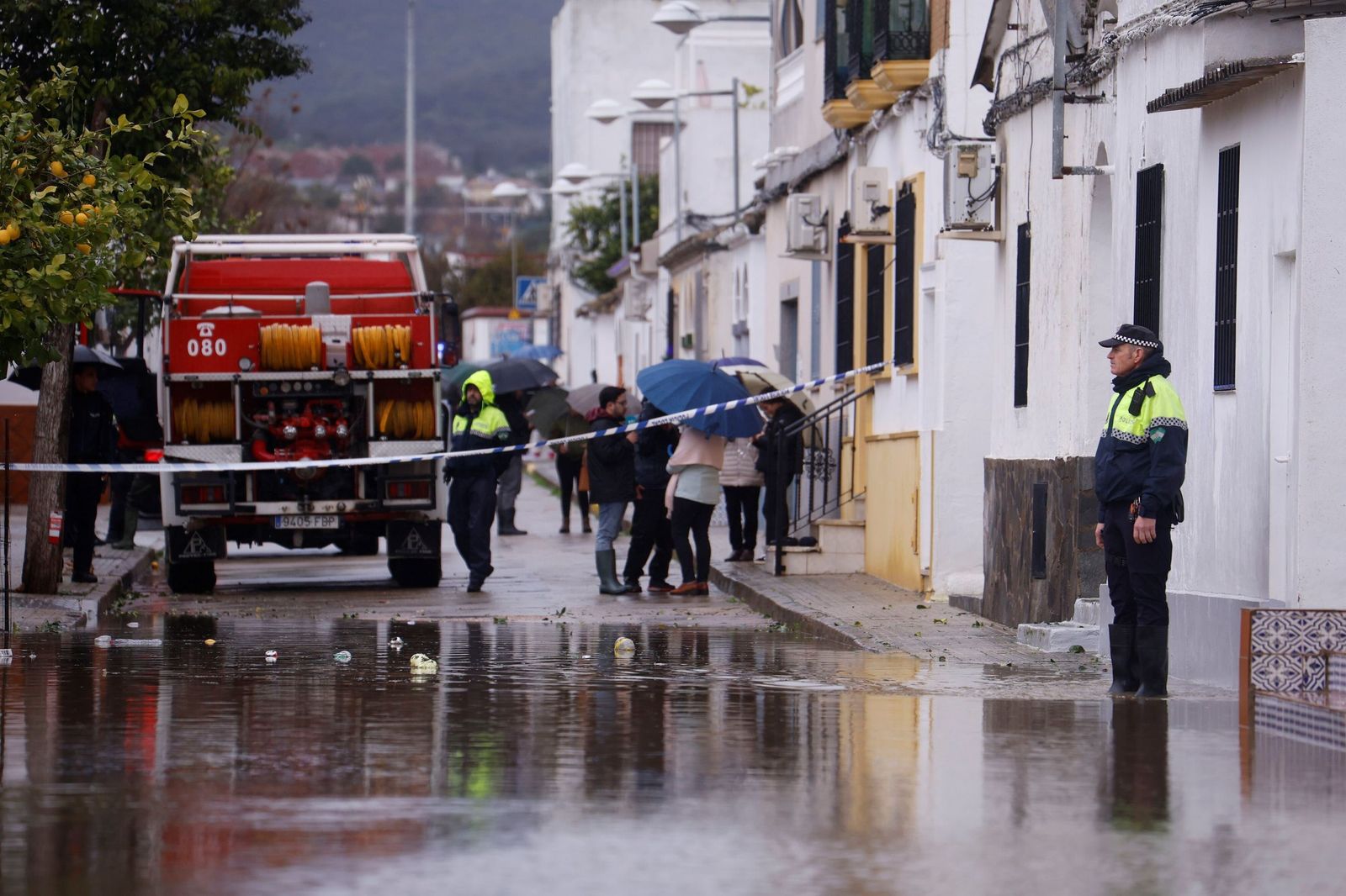 Los vecinos de Alcolea y de las parcelas de Guadalvalle siguen desalojando sus casas, en imágenes
