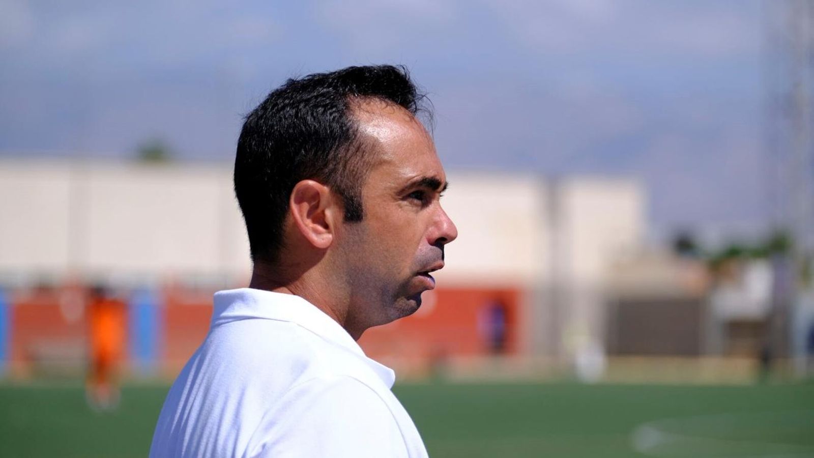 El preparador de La Cañada, atento en el partido contra el San Fernando.