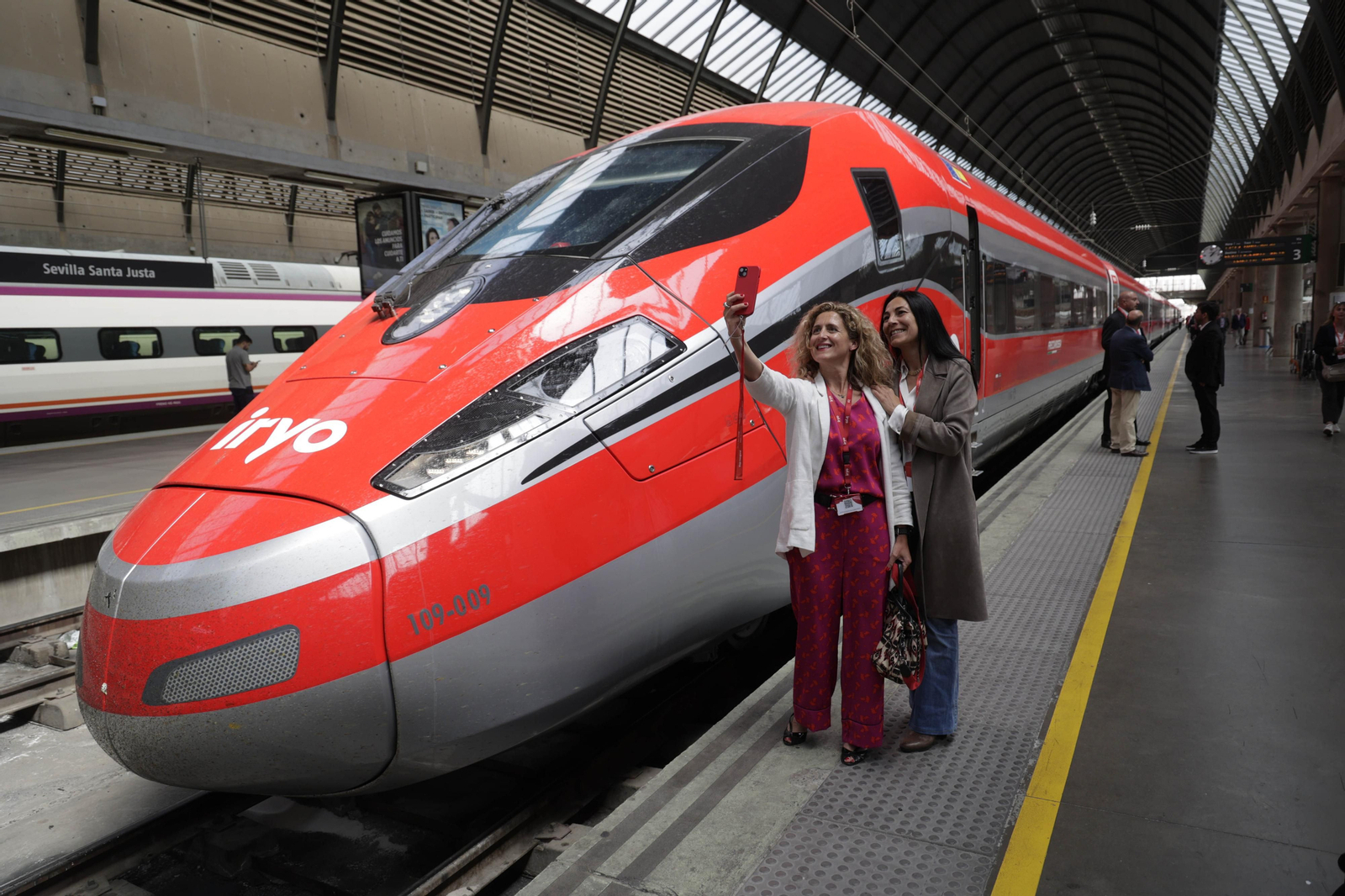 Dos mujeres se hacen una foto junto al primer Iryo llegado a Santa Justa.