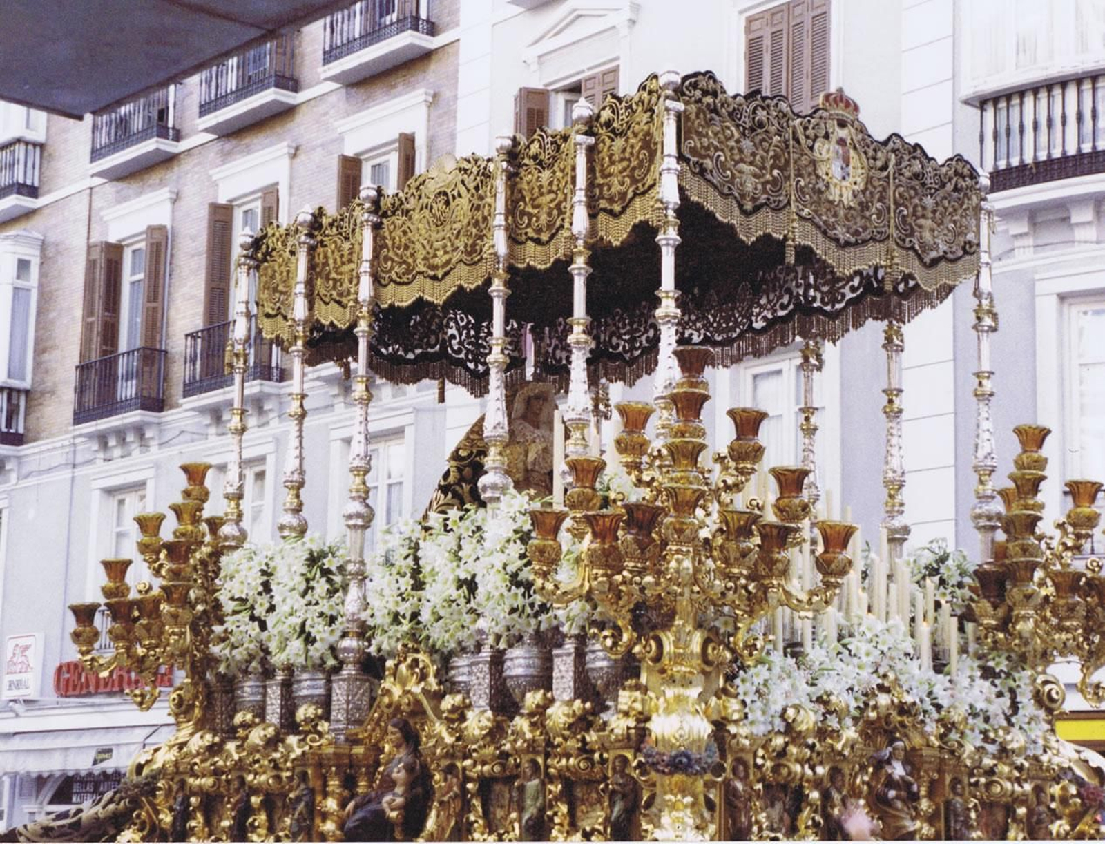 Coronación Esperanza hacia plaza de Constitución en 1988.jpg