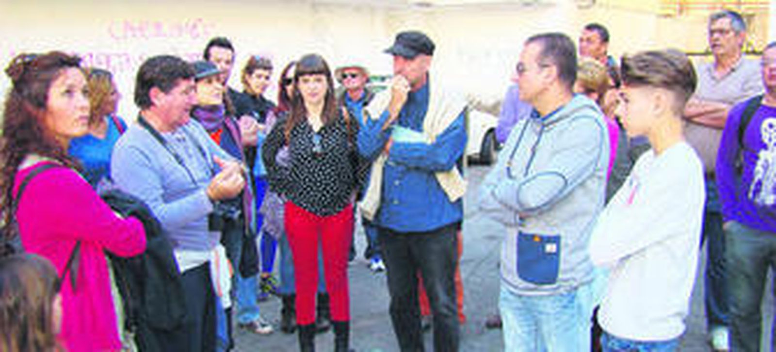 Los vecinos del barrio acudieron al encuentro con Podemos.