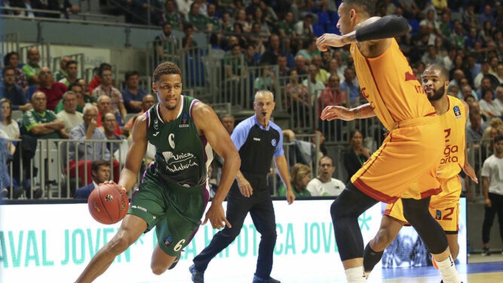 Axel Toupane bota el balón.