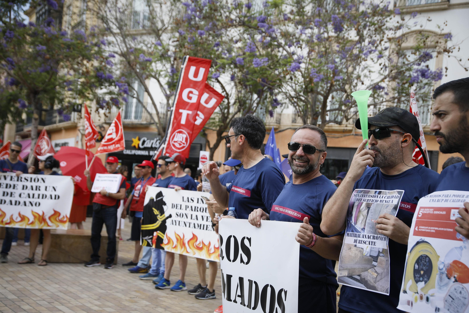 Manifestación de los bomberos quemados de Almería, en imágenes