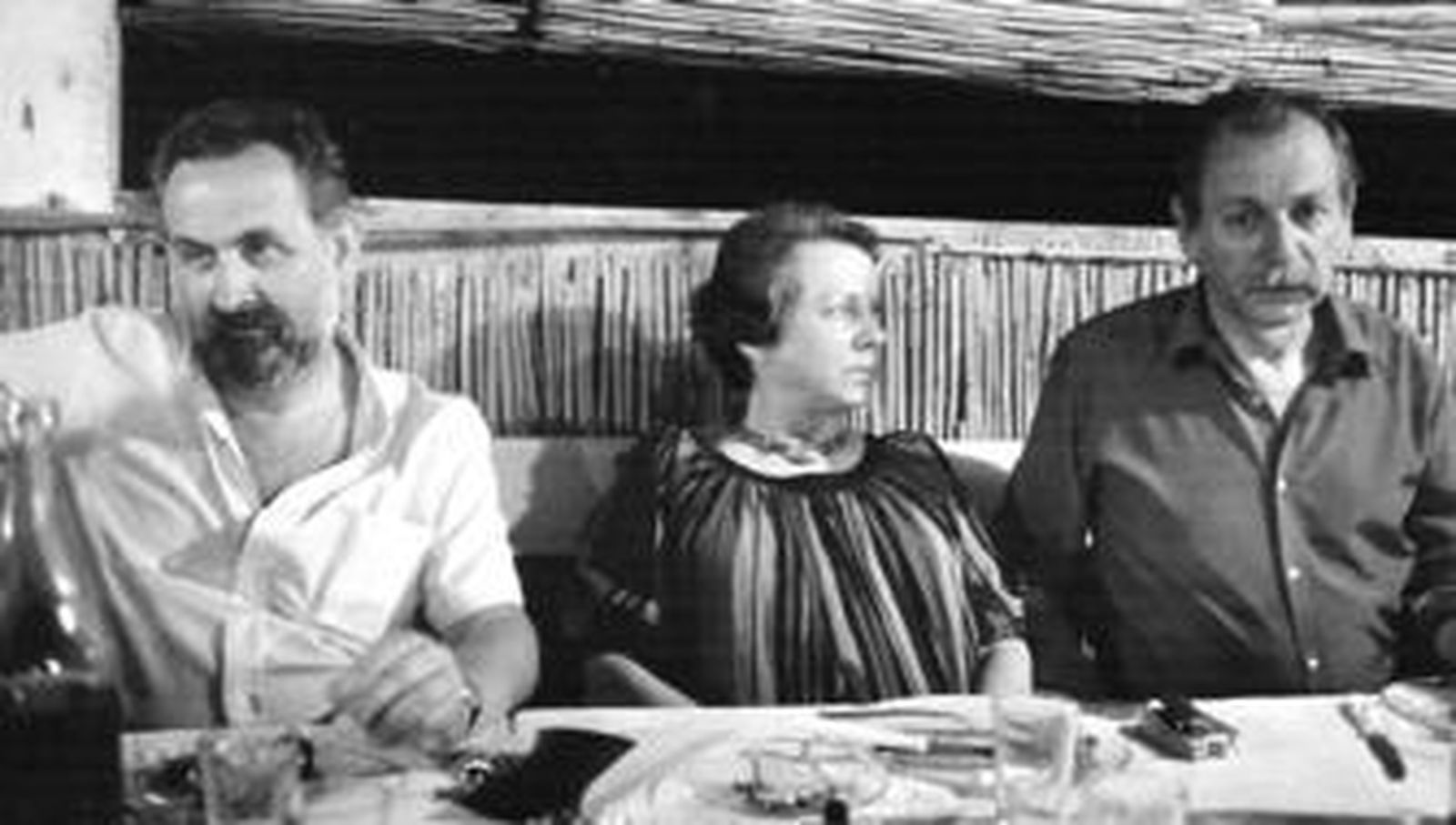 Carlos Pradal (a la derecha) junto a su segunda esposa, Sofía Cathalá y Marco Rubio en los Aljibes de la Peña El Taranto a principios de los años 80.