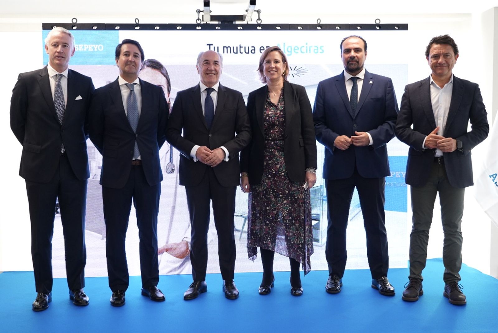 Las autoridades y representantes de Asepeyo, en las nuevas instalaciones.