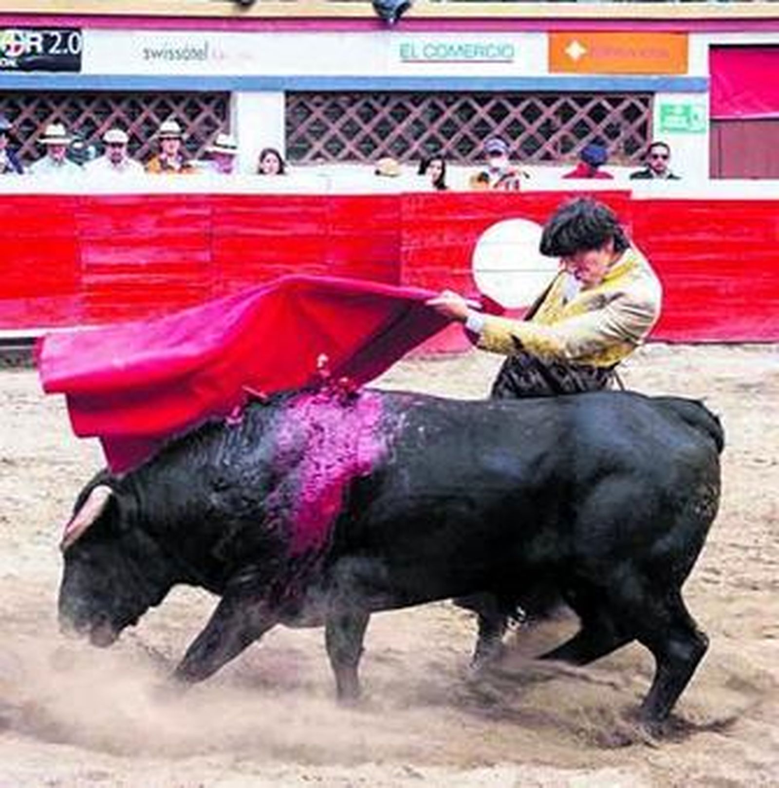 Diego Ventura, en un sentido pase de pecho, tras haber lidiado a caballo.