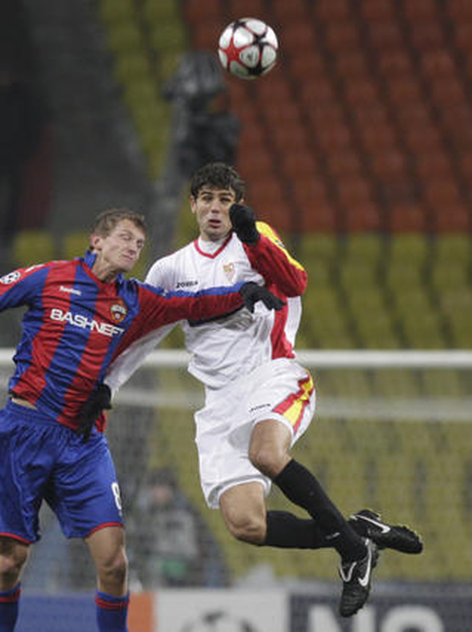 Fazio disputa un balón aéreo con Necid.

Foto: Antonio Pizarro