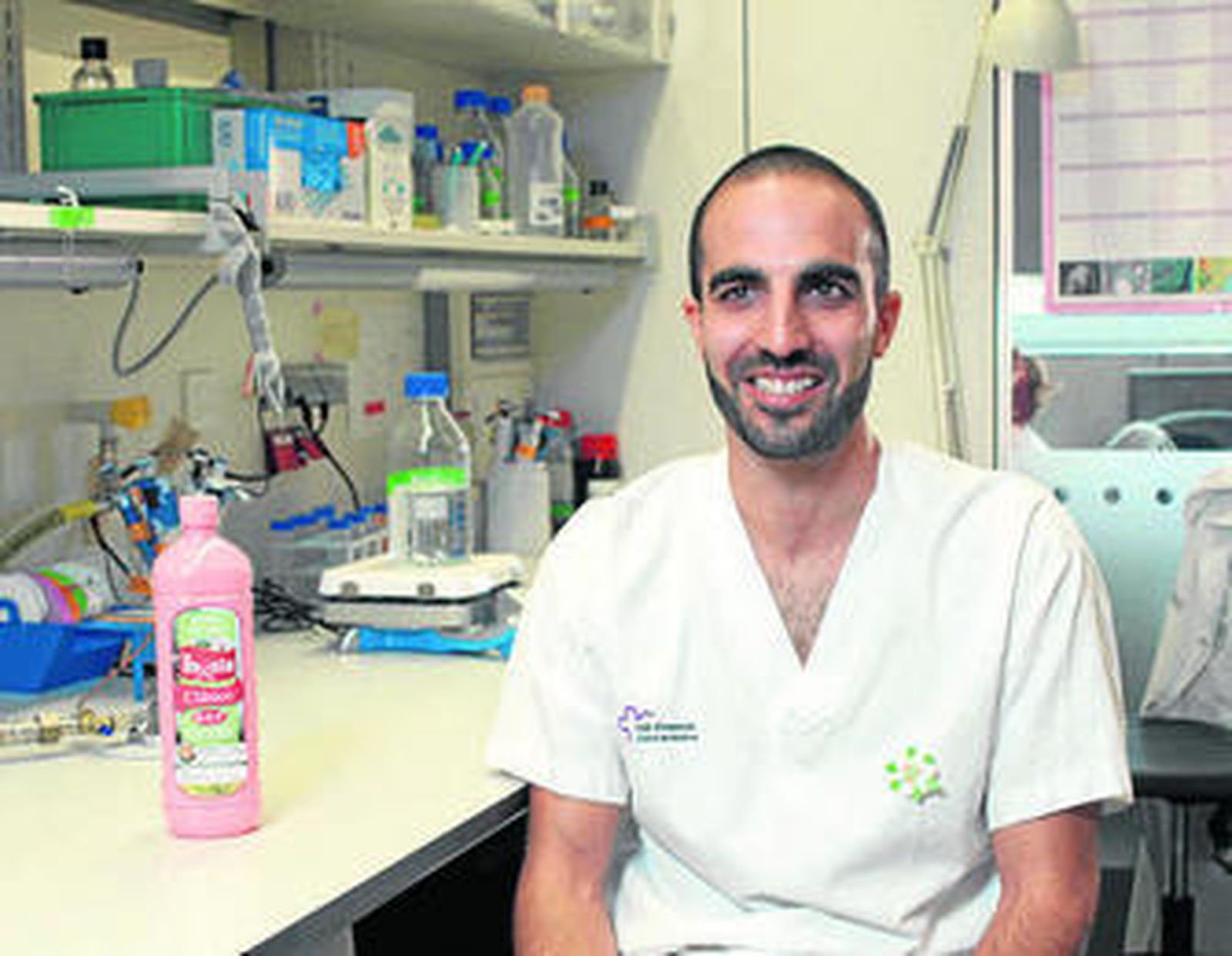 El doctor Joaquín Seras con una de las botellas del reto.