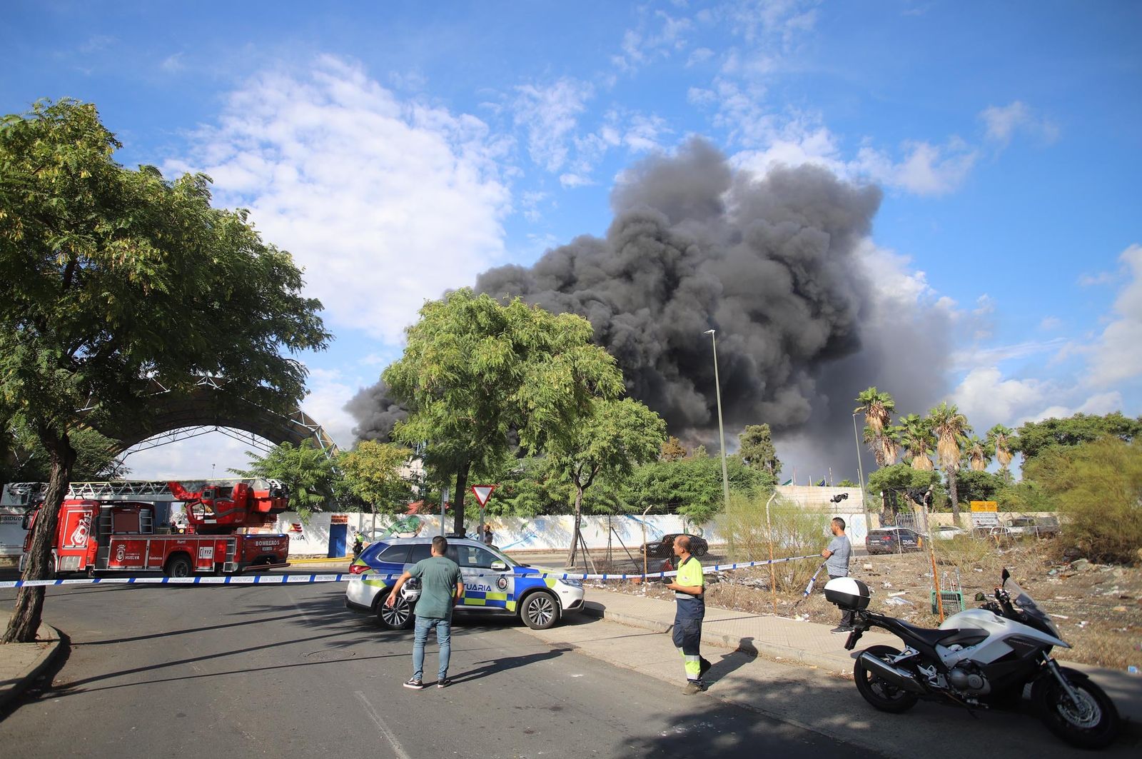 Imágenes del incendio en las instalaciones de Hierros España