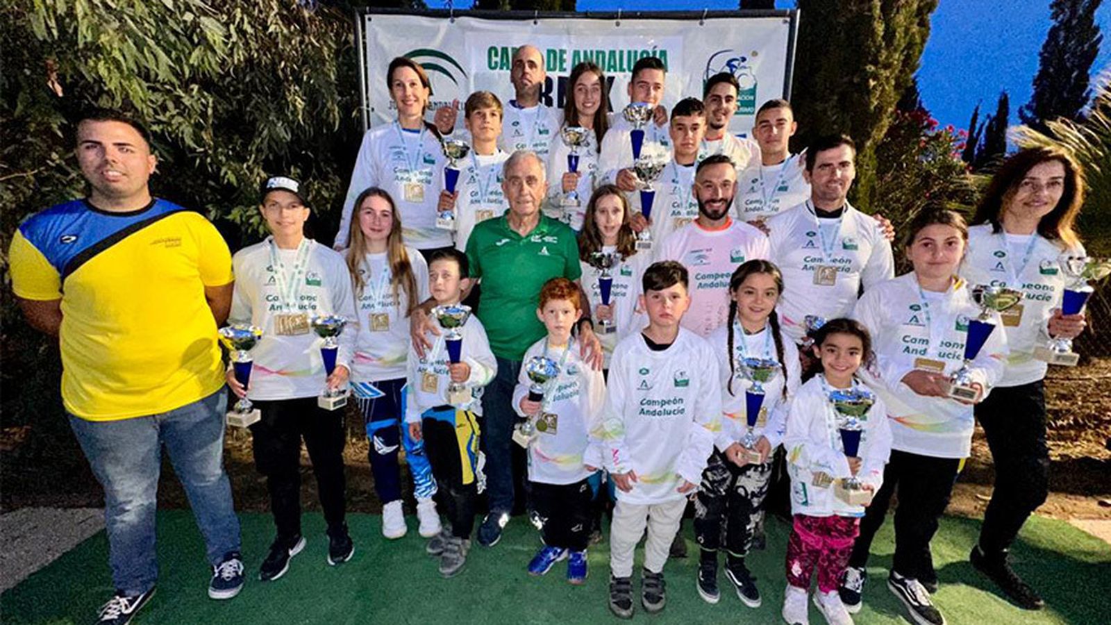 Los vencedores en las distintas categorías posan con sus trofeos.