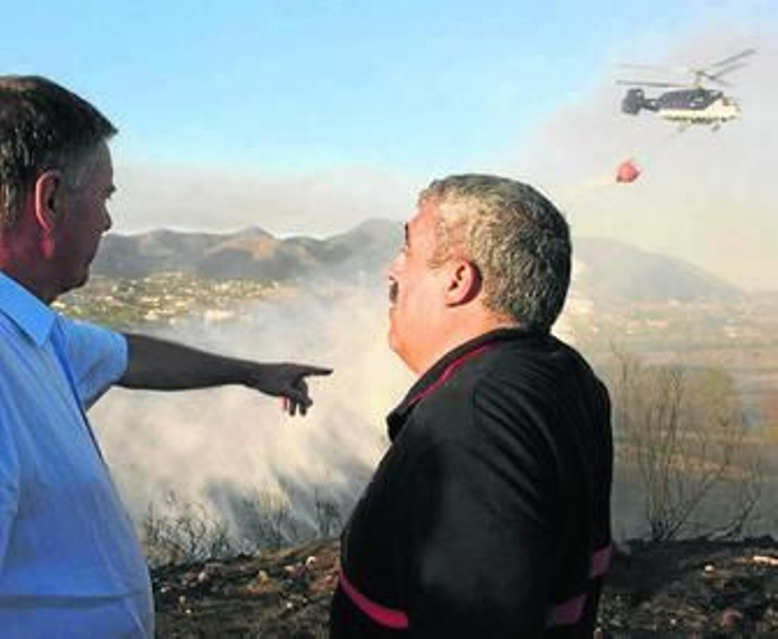1. Sale humo tras las tareas del Infoca en el primer fuego, el de la Majadilla del Muerto. 2. Grandes llamas y humo justo al lado de la autovía AP-7 del segundo incendio. 3. Efectivos de Bomberos realizan trabajos de extinción en el campo de Mijas. 4. El alcalde, Ángel Nozal, asistiendo a las tareas para acabar con el fuego. 5. Carretera con llamas al fondo en la tarde de ayer.