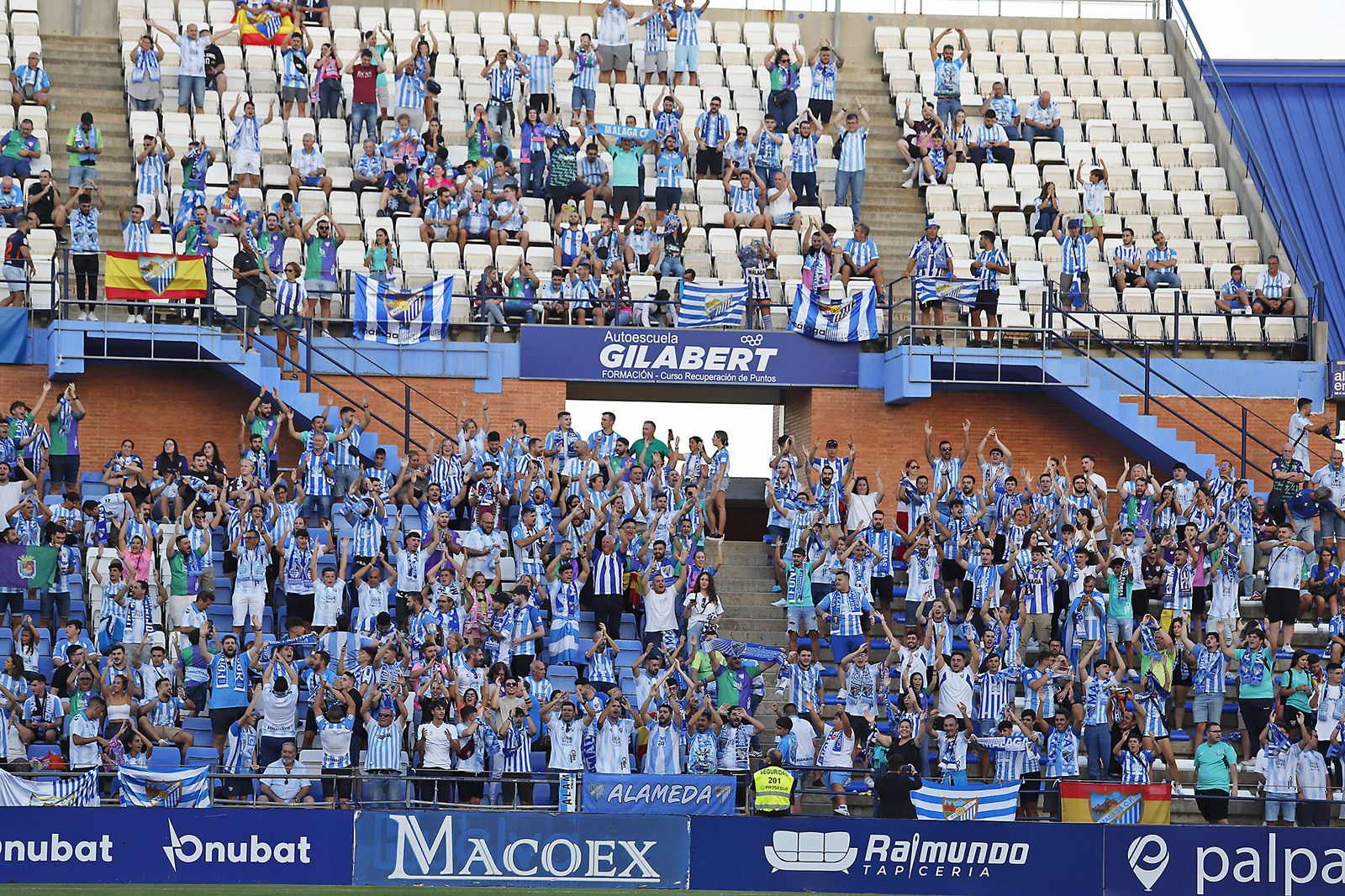 Ambiente en las gradas del Nuevo Colombino en el Recreativo de Huelva y Málaga