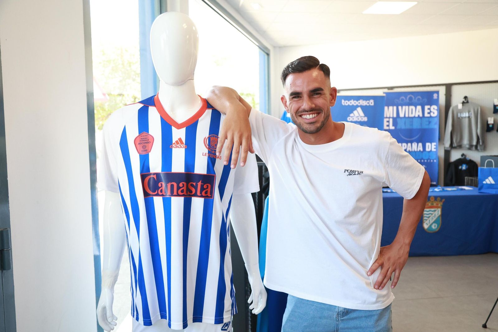 Nané, junto a la camiseta del partido de las leyendas del Xerez CD disputado en junio.
