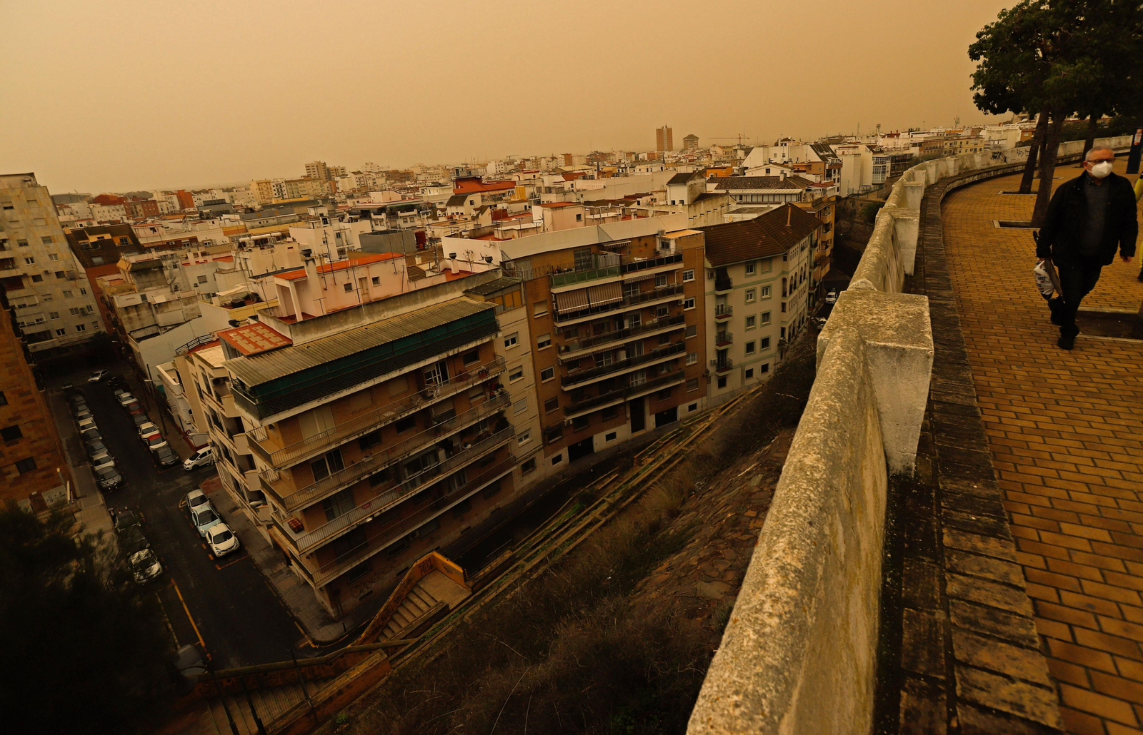 Imágenes del cielo de Huelva cubierto por la calima