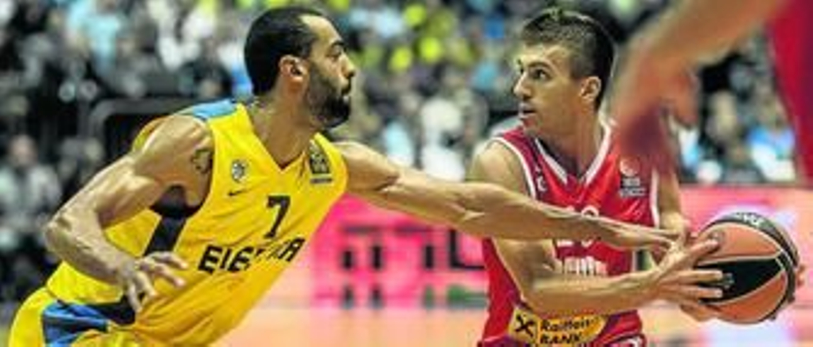 Nemanja Gordic de Cedevita ante Brian Randle de Maccabi Tel Aviv.