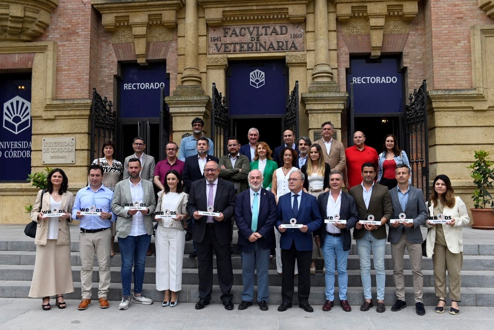 Los premiados posan con sus distinciones en la puerta del Rectorado de la UCO.