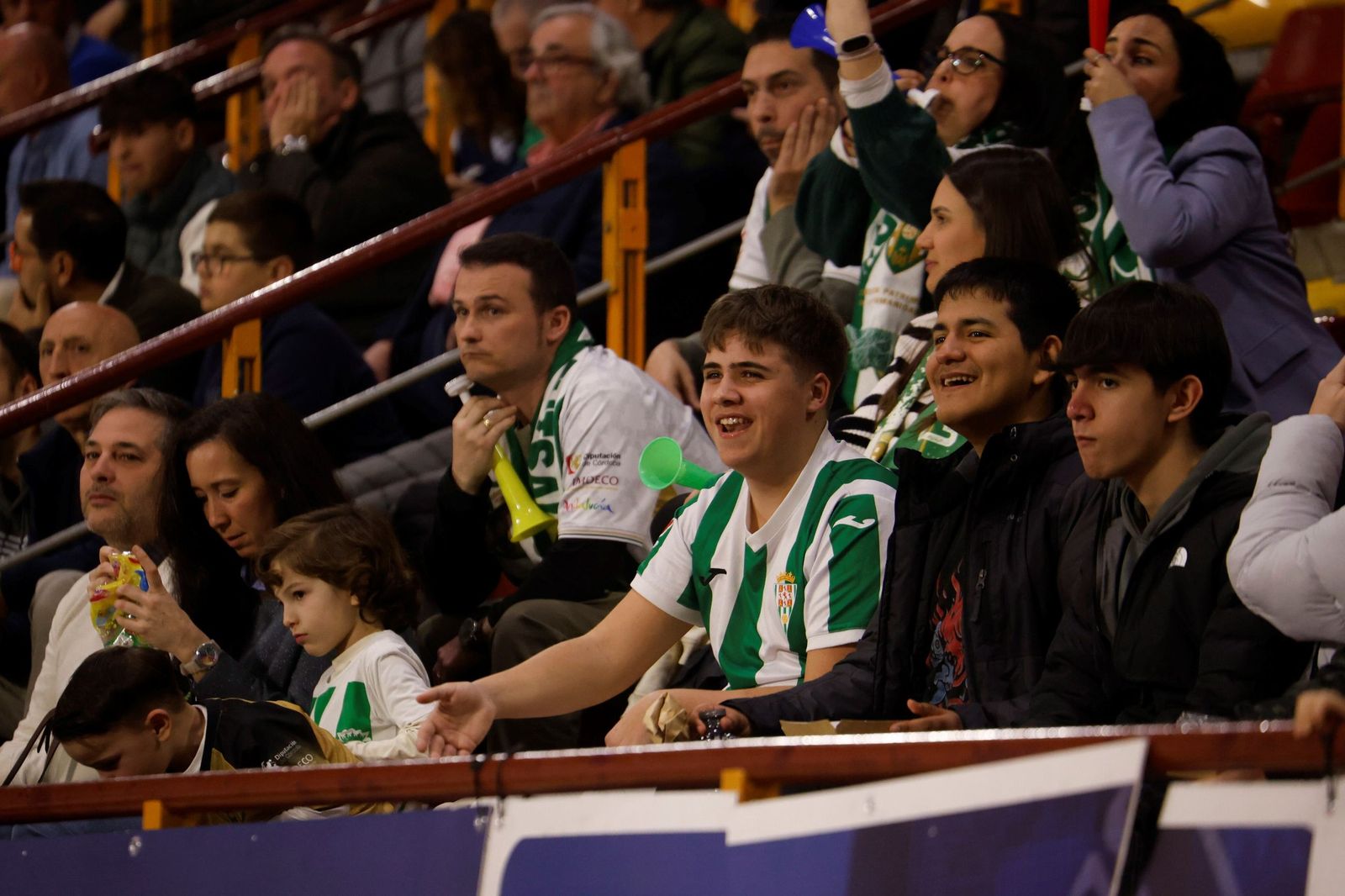 Las mejores fotos del ambiente en Vista Alegre para el Córdoba Futsal - O Parrulo Ferrol