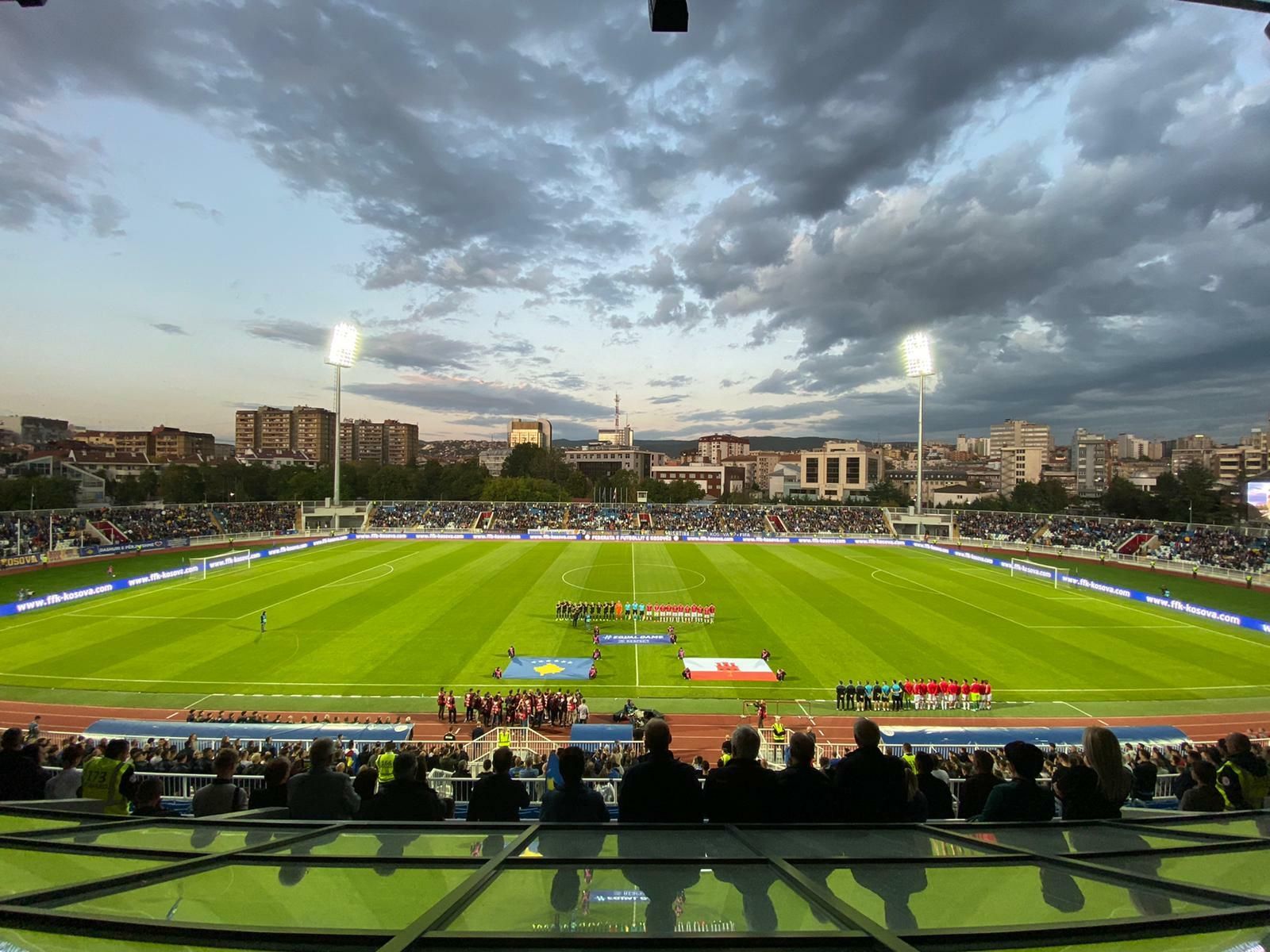 Las selecciones de Kosovo y Gibraltar, durante los himnos