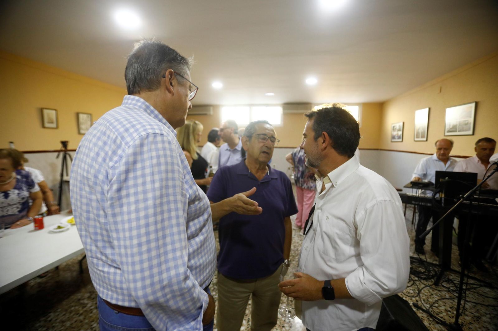 El perol de exconcejales de Córdoba contra la crispación política, en imágenes