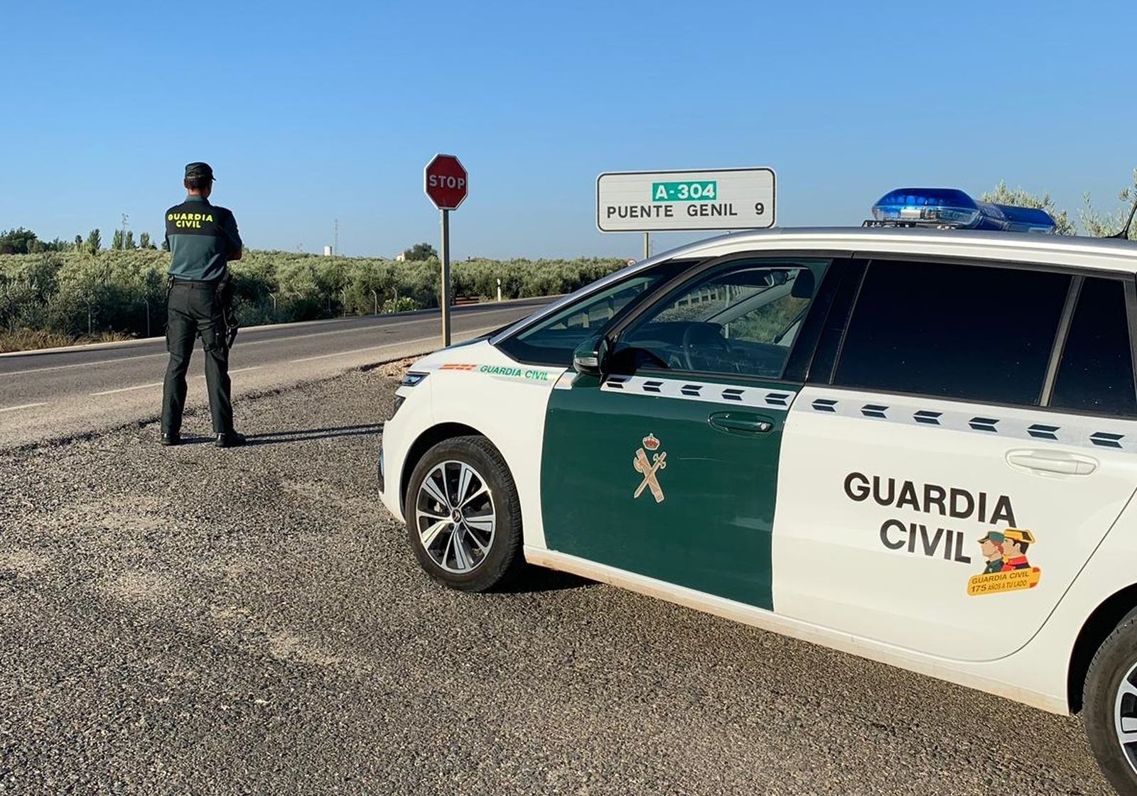 Una patrulla de la Guardia Civil en Puente Genil.