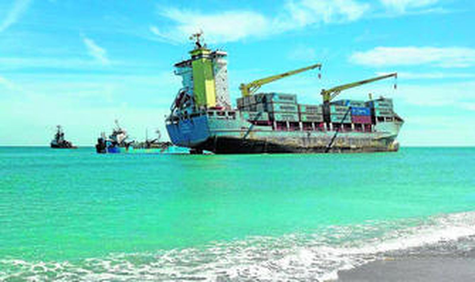 La draga almeriense Los Olivillos realiza tareas de trabajo junto al buque Celia, en El Saler.