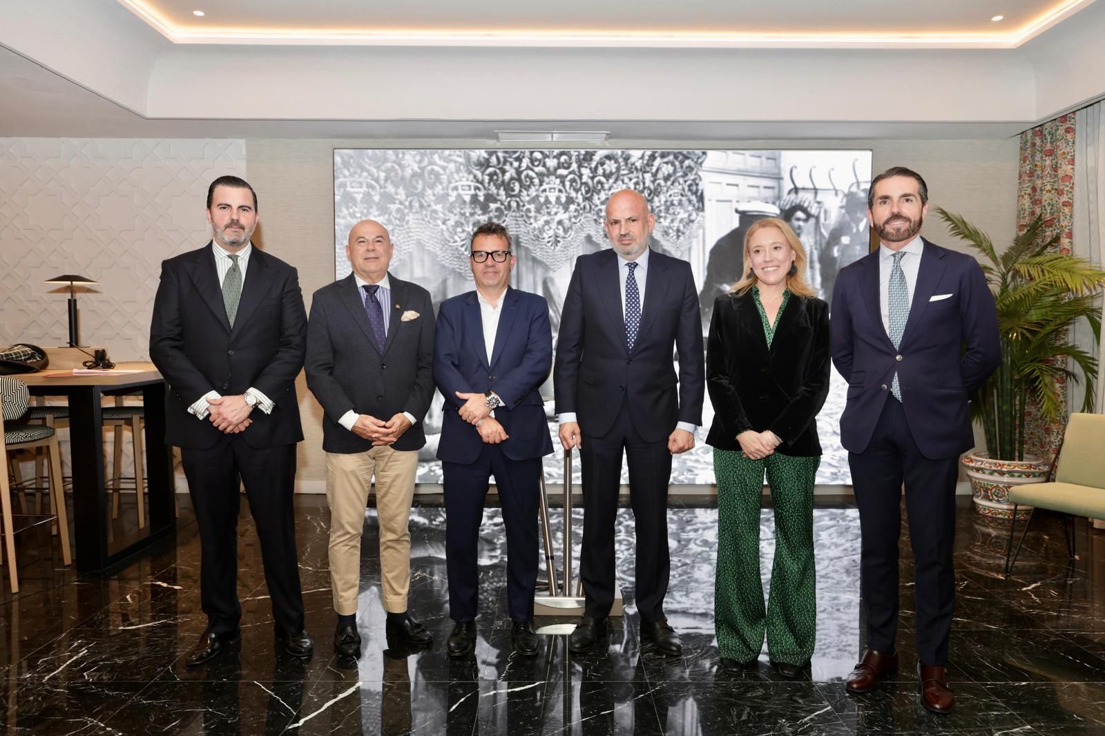 En la muestra participan hermandades y artisas del gremio con sus obras