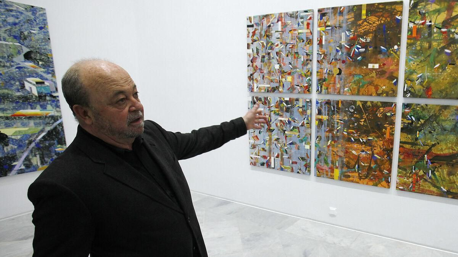 Alfonso Albacete junto a una de sus obras.