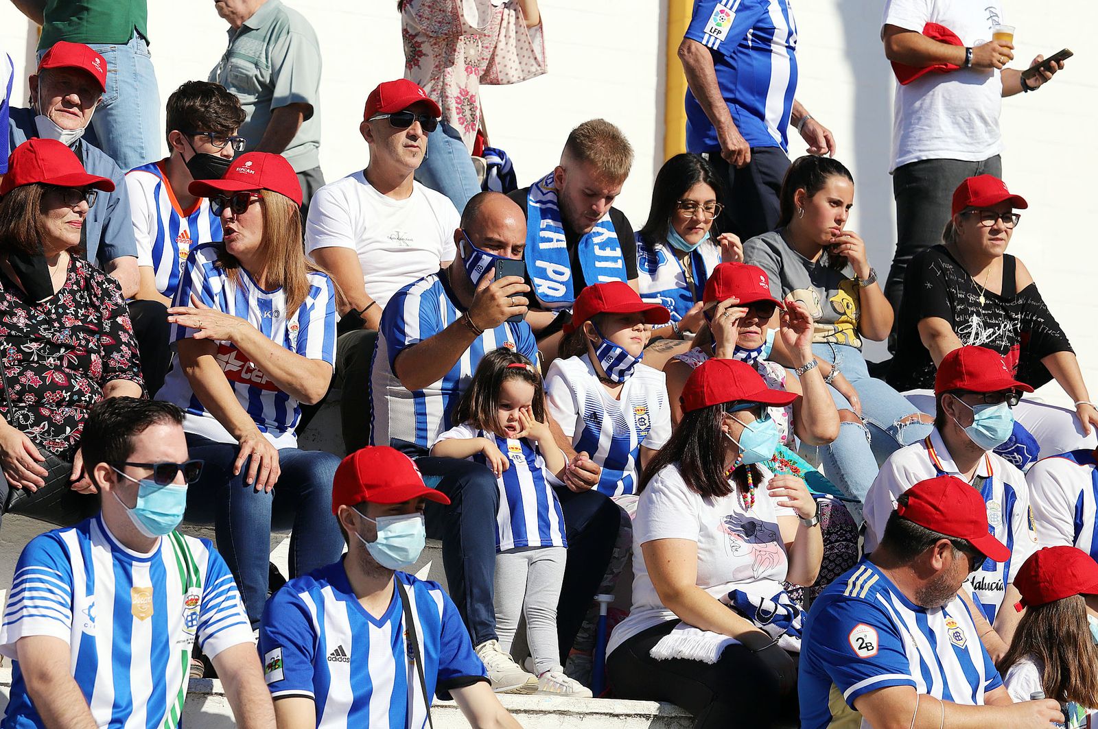 Imágenes de la afición más fiel del Recre en su visita al campo del Antoniano