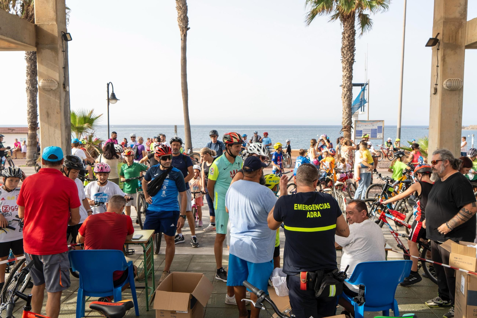 La procesión de la Virgen del Mar por las calles de Adra, en imágenes