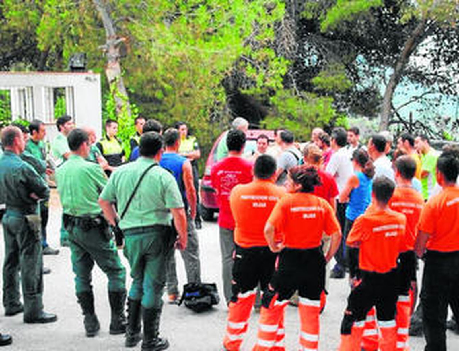 Efectivos policiales, Cruz Roja, Protección Civil y vecinos buscan ayer al joven desaparecido en Mijas.