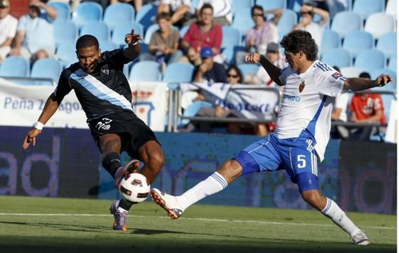 El equipo andaluz encontró un paraíso en La Romareda con un festín de goles y puntería ante un Zaragoza atónito por la velocidad de los blanquiazules.

Foto: Javier Cerbolla