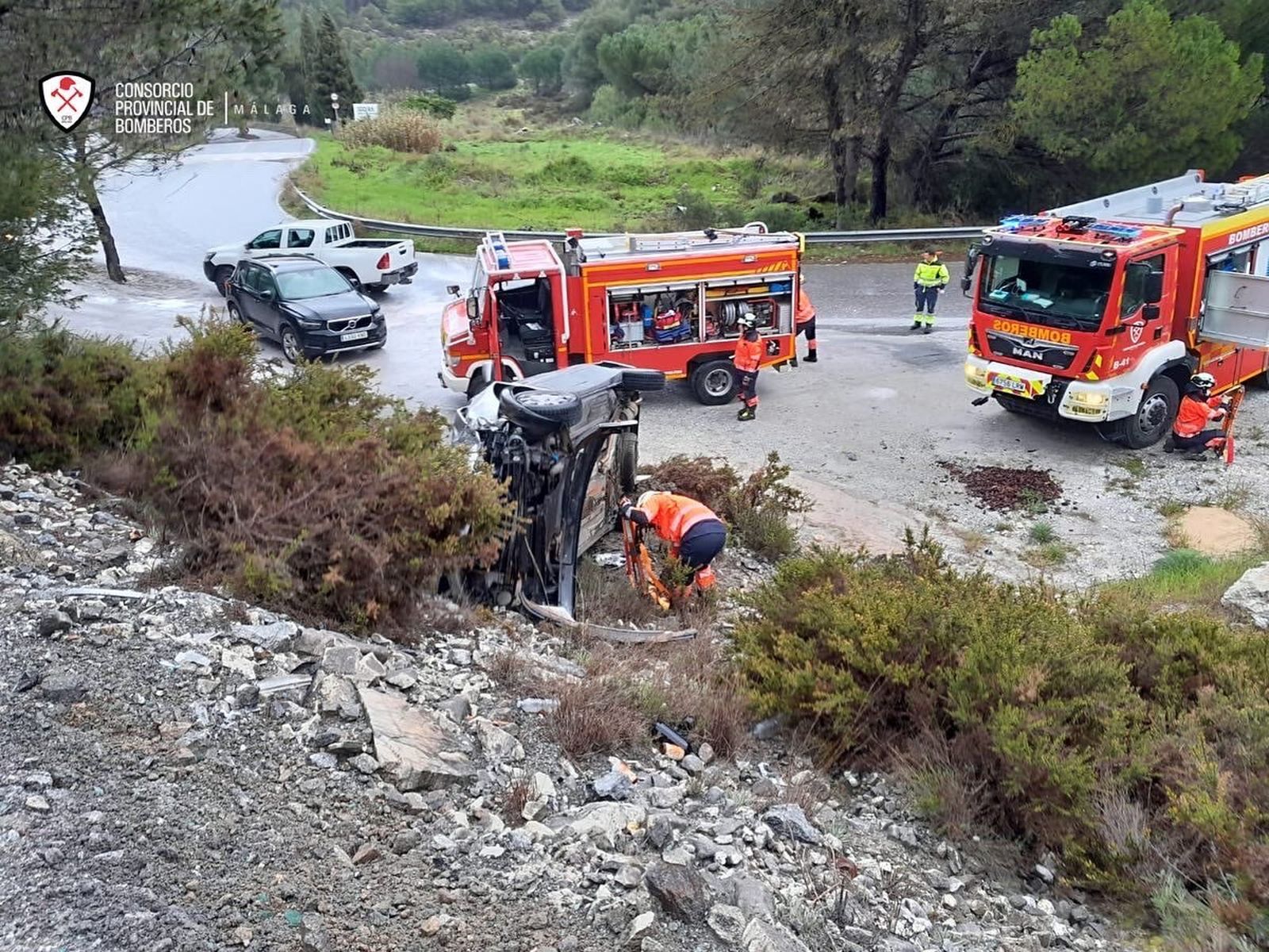 Intervención del CPB en la A-355 a su paso por Monda, donde ha volcado un vehículo.