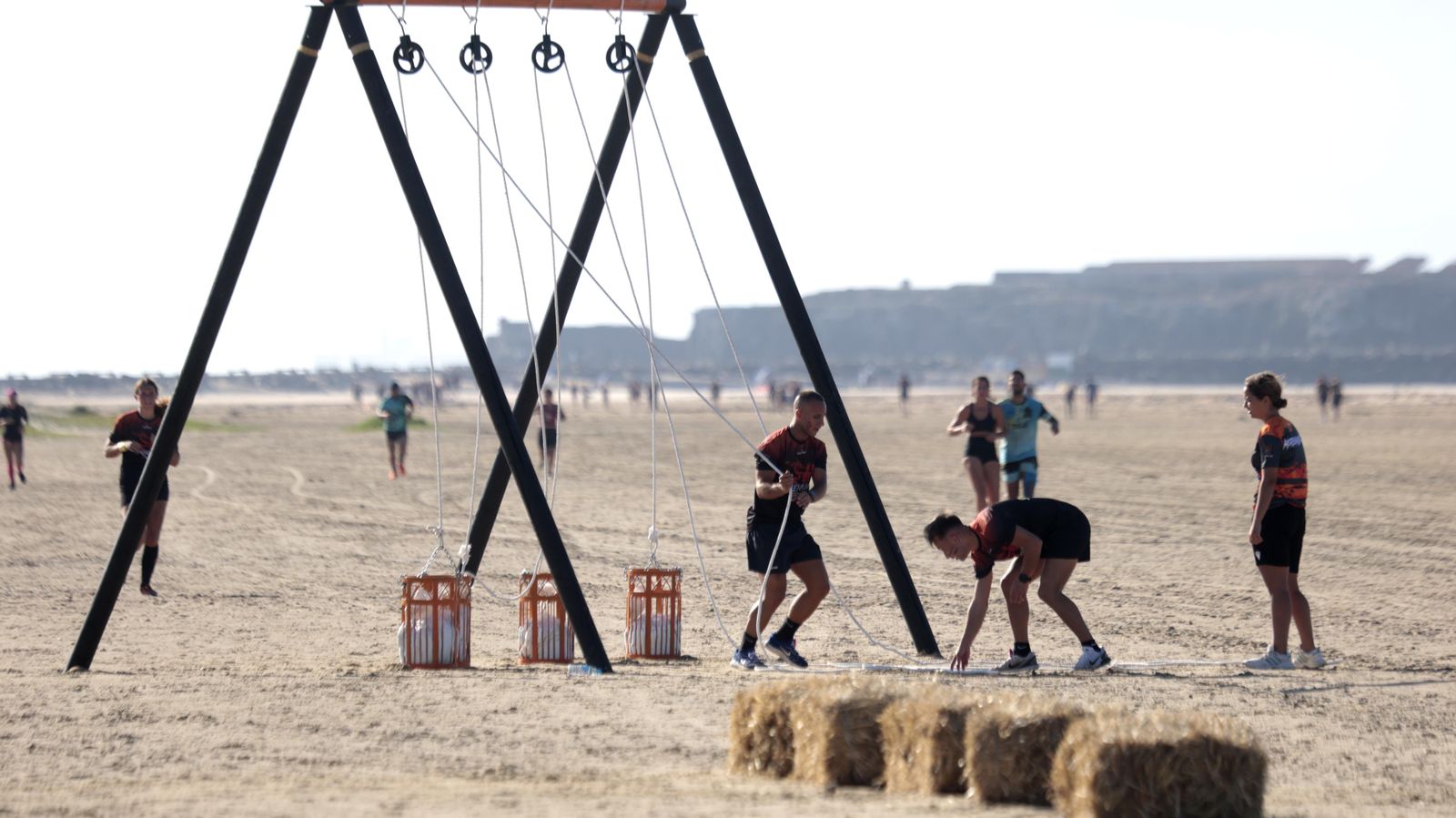 Carrera de obstáculos Adrenaline Race, en la playa de los Lances, en imágenes