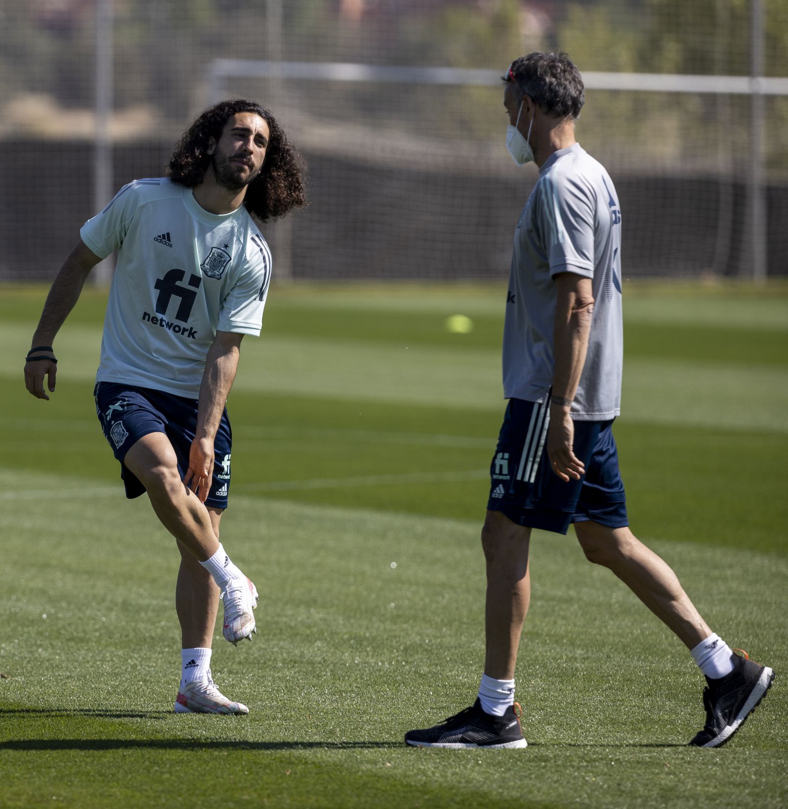 Luis Enrique habla con Cucurella, uno de los compañeros de Miranda en la burbuja.