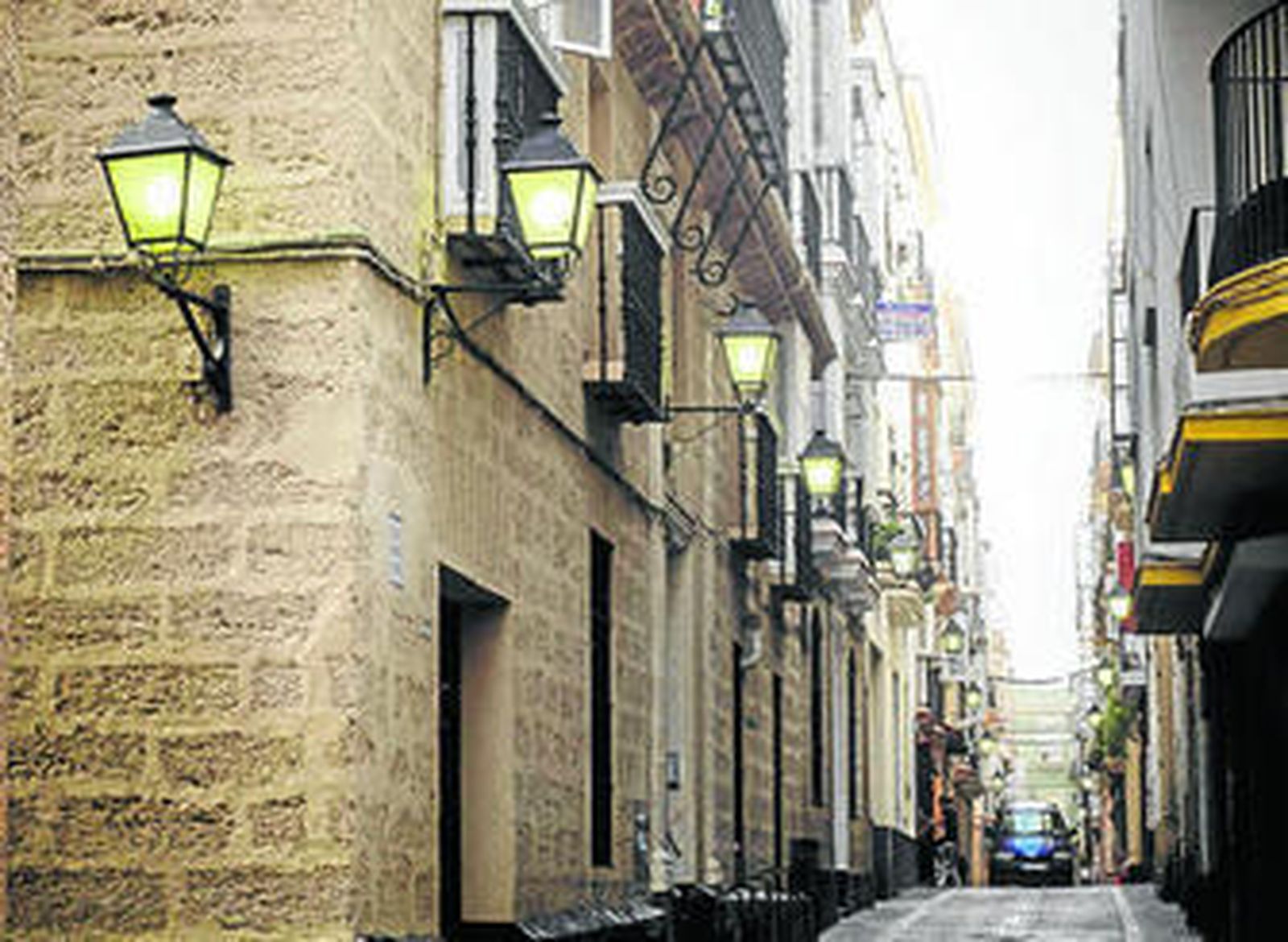 Farolas encendidas a media mañana de ayer en la calle Manuel Rancés.