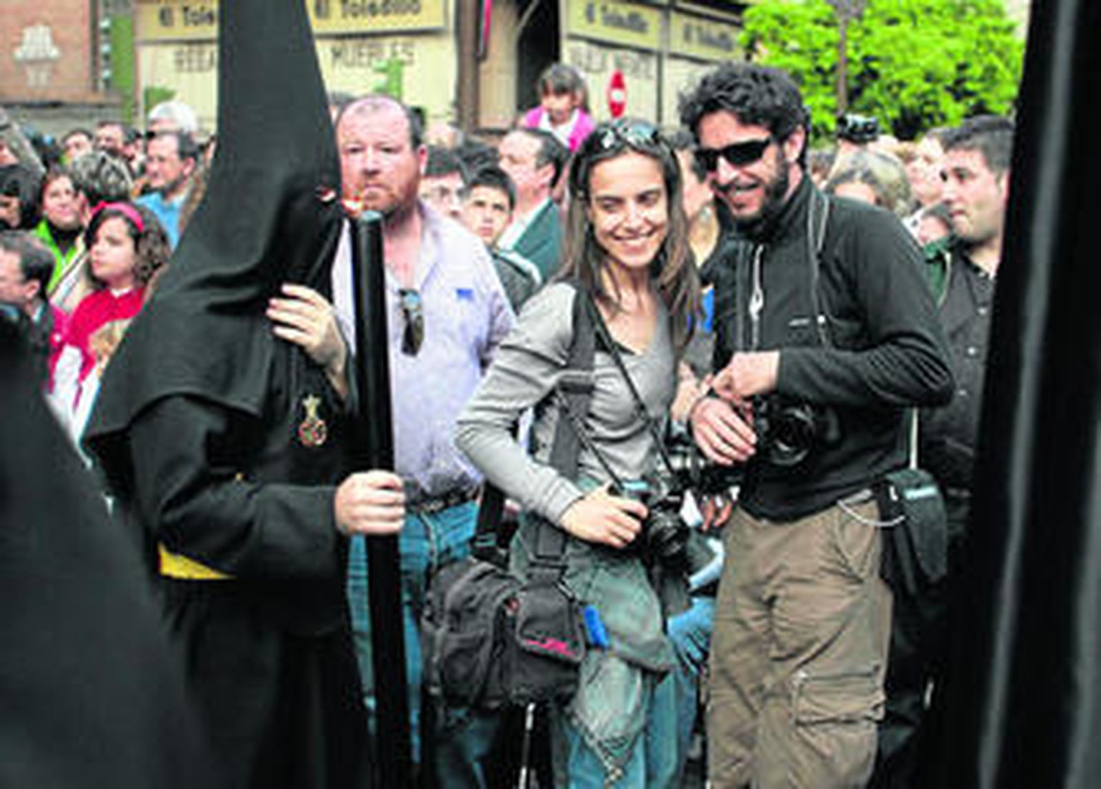 Marta Ramoneda y Emilio Morenatti viendo una de las cofradías entre el gentío en Sevilla.