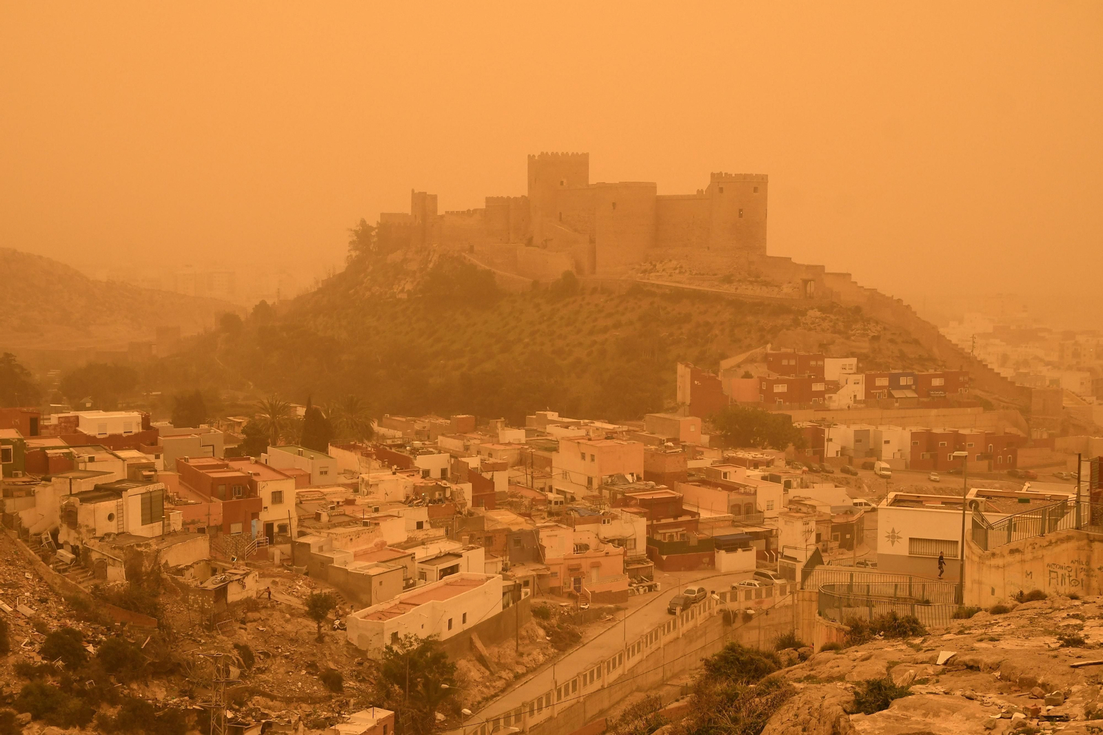 Imagen de la Alcazaba de Almería con el cielo cubierto con la intensa calima.