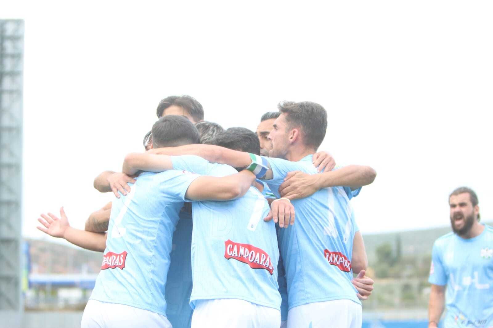 Los jugadores del Ciudad de Lucena celebran el gol de Manu Molina.