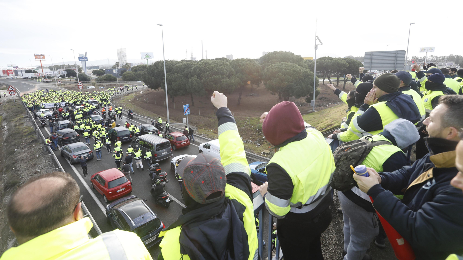 Imágenes del corte de la A-7 por los trabajadores de Acerinox en huelga, este viernes