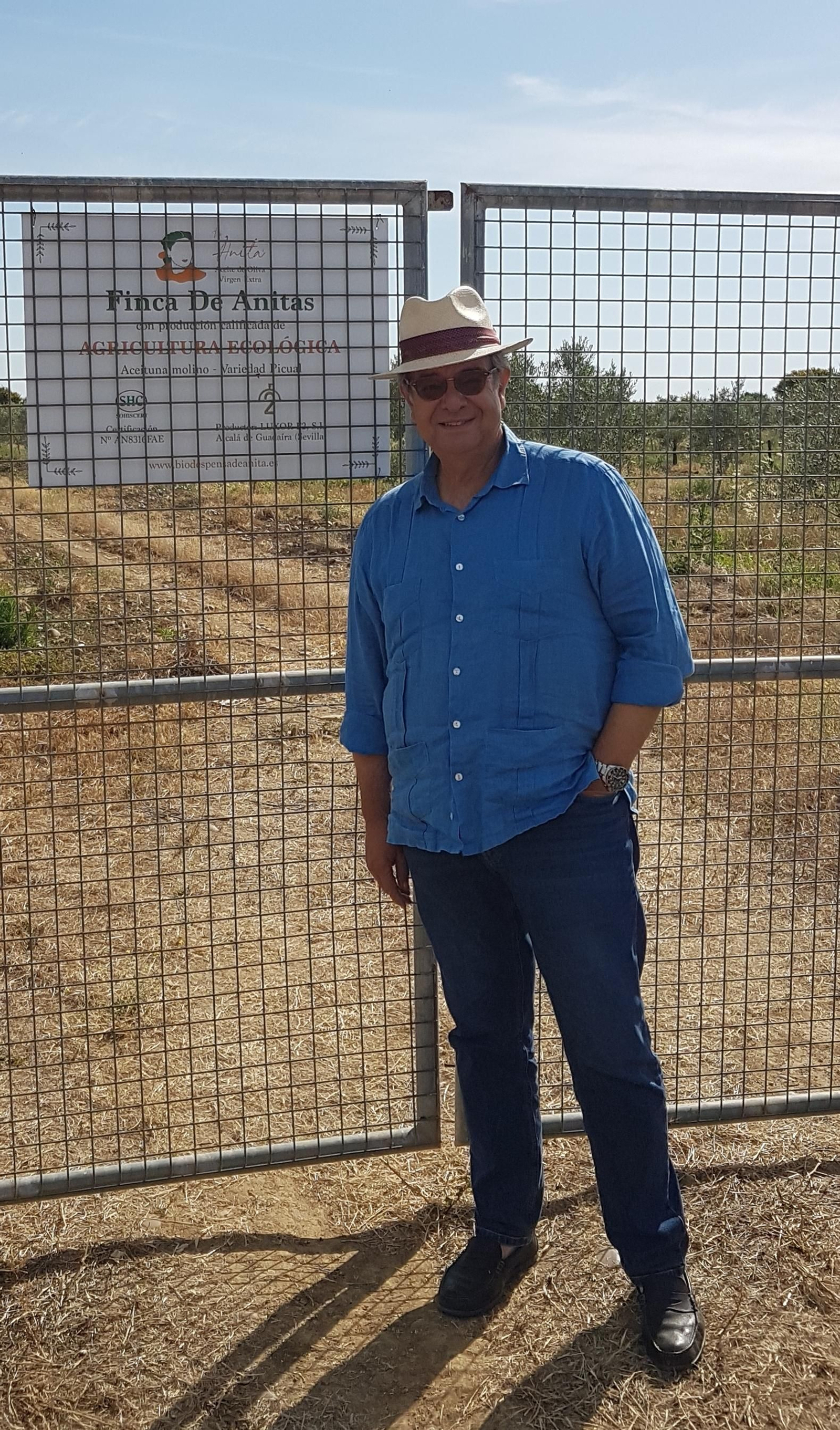 Joaquín Fernández ante la puerta la finca. Joaquín Fernández ante la puerta la finca.