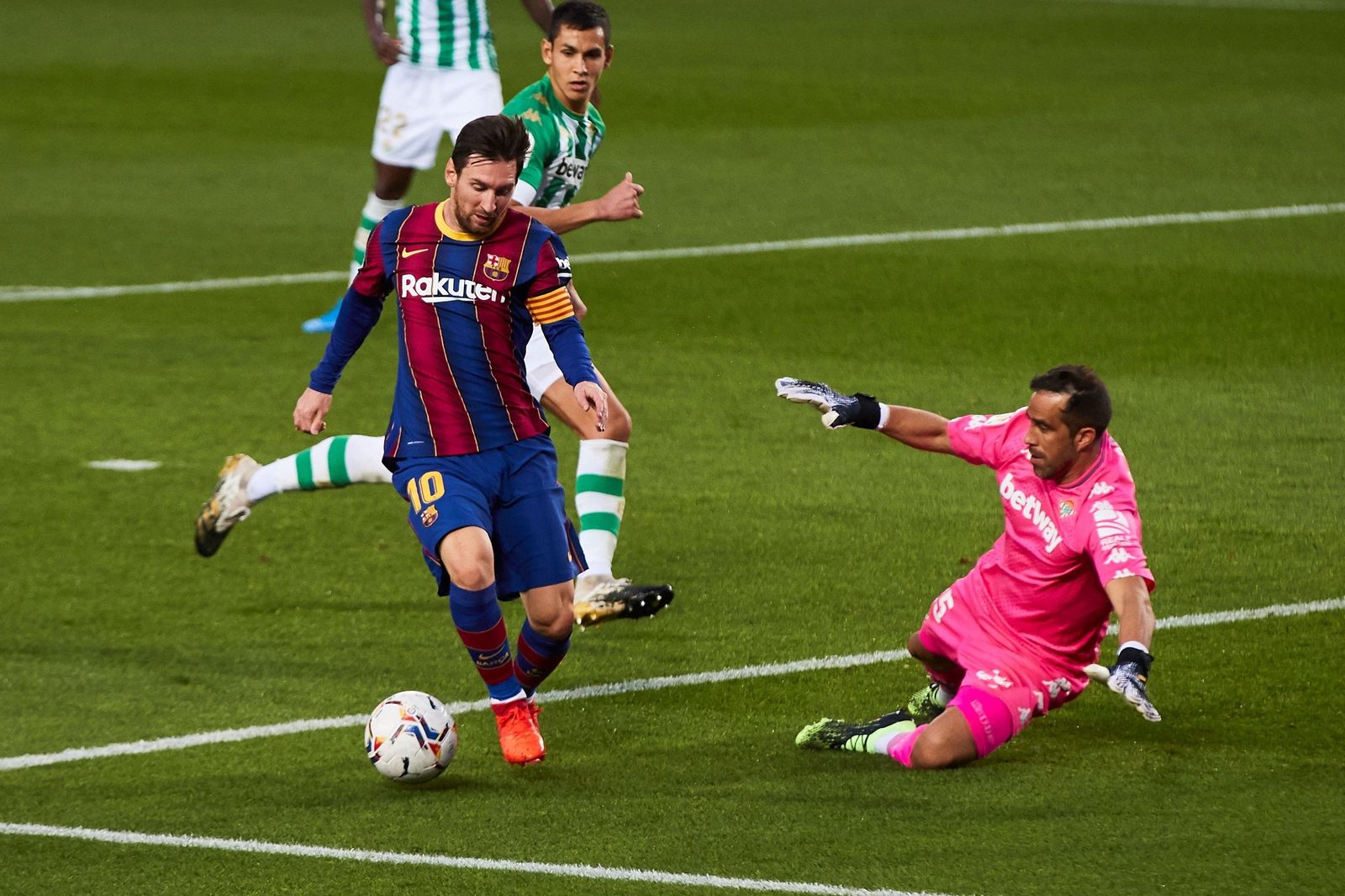 Leo Messi intenta regatear al portero del Betis Claudio Bravo.