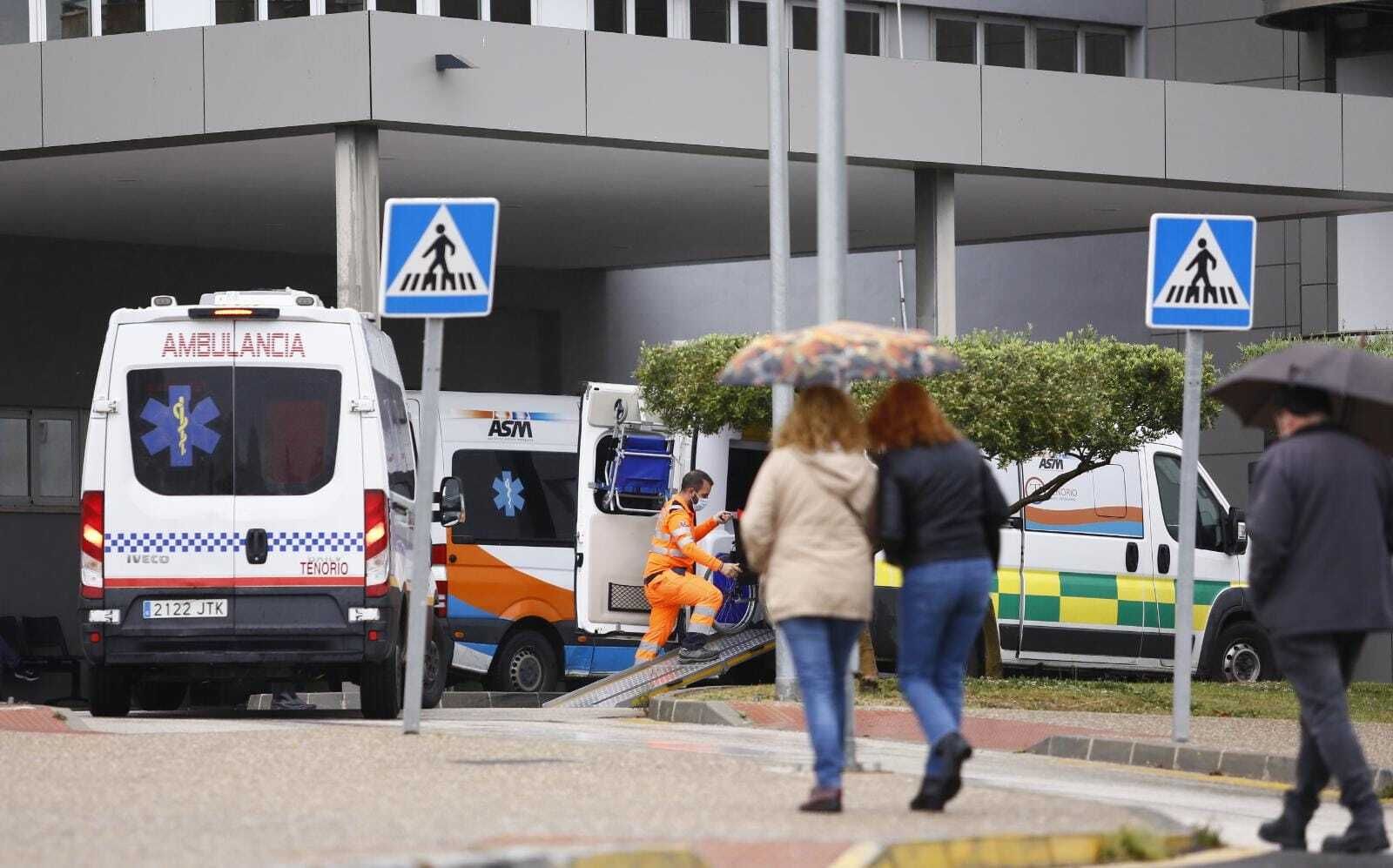 Un técnico de ambulancia en el Hospital Clínico.