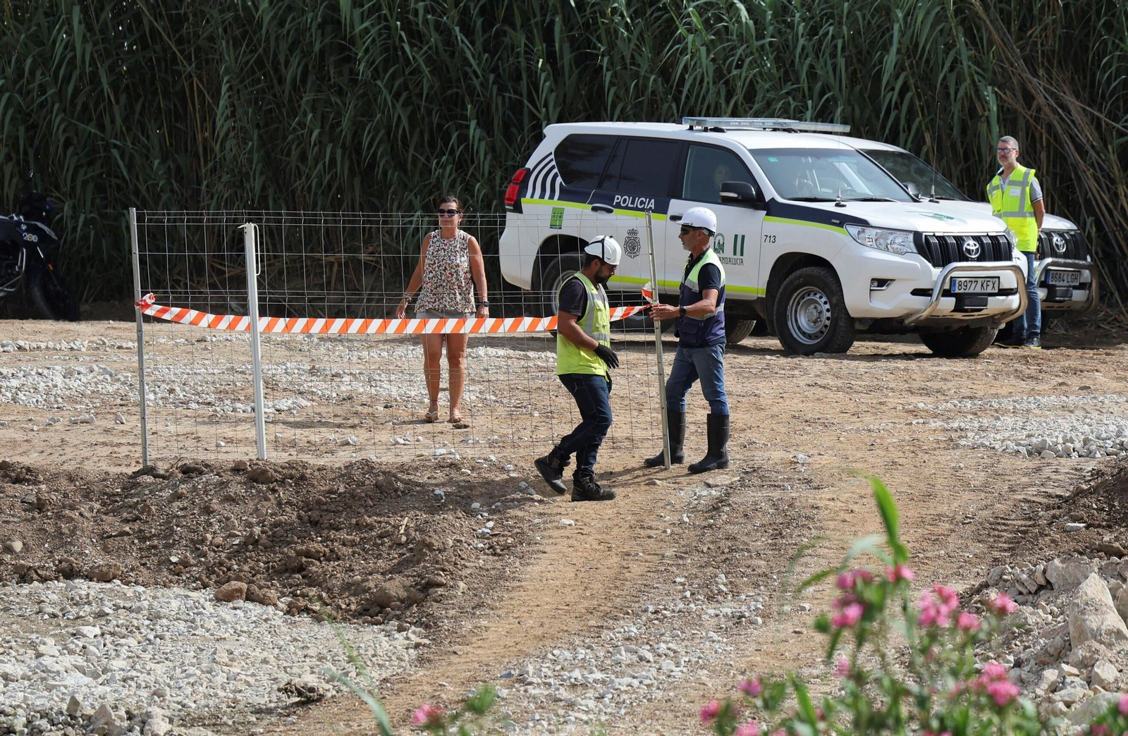 Vecinos protestan frente a las excavadoras en la Vega de Mestanza, en fotos